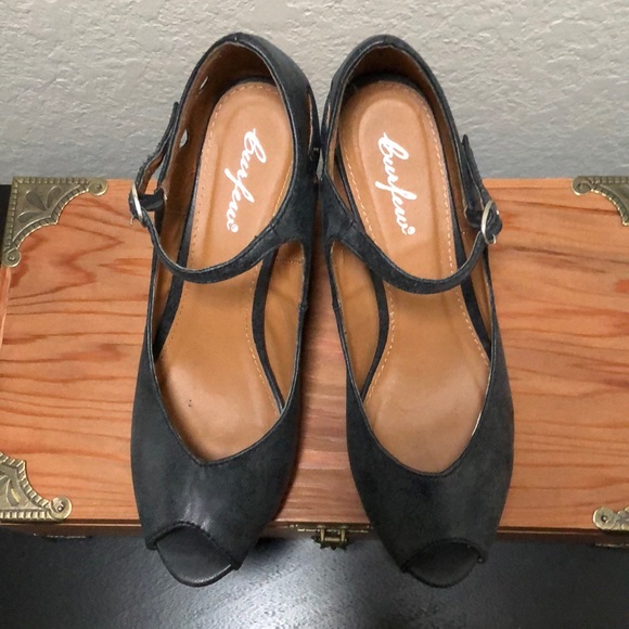 Size 8. Curfew Strap Wedge. Charcoal in Color. - Picture 2 of 5